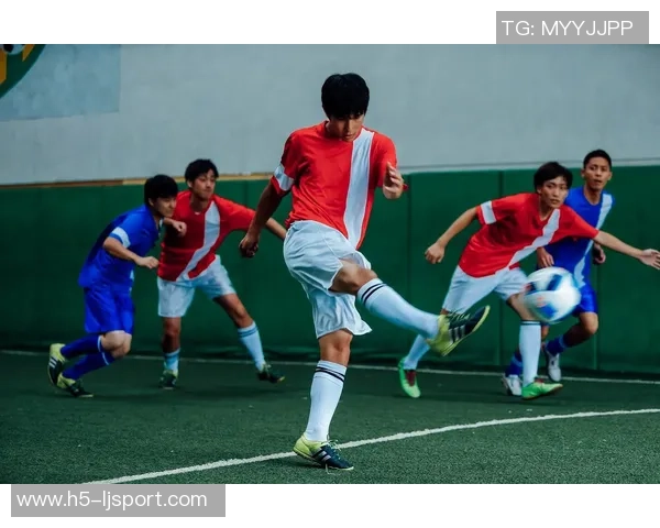 林俊杰展现足球才华与激情赛场上尽显运动魅力与团队精神 林俊杰展现足球才华与激情赛场上尽显运动魅力与团队精神